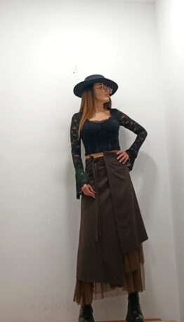 Кафява пола с тюл